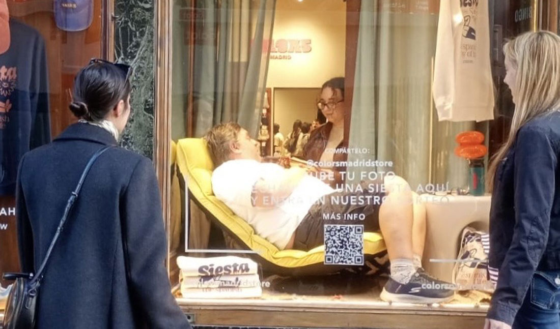 Un escaparate, una cama y cientos de miradas: la siesta que ha conquistado Madrid