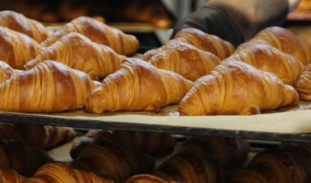 Del croissant al mollete y al chocolate con churros: así desayunan los turistas que visitan Madrid en verano
